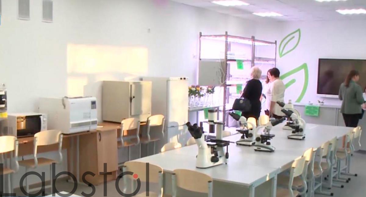 Научно-учебные лаборатории «Агрокуб» для изучения биотехнологии и селекции растений оснащены специальной мебелью производства Labstol.ru